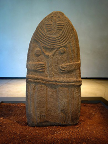 Modèles réduits de statues-menhirs en argile