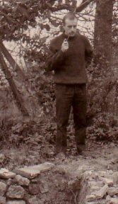 Pierre Blanchet sur l'un des murs découverts lors des fouilles de 1969