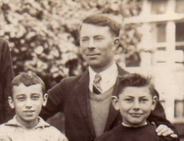 Charles Gomendy avec deux élèves en 1935