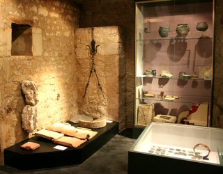Salle gallo-romaine du musée, vitrines et vestiges de Saint-Romain