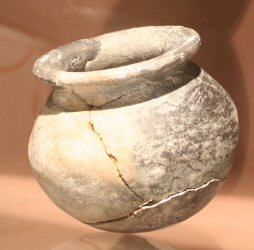 Vase mérovingien à fond rond (kügelkopf) des collections du musée